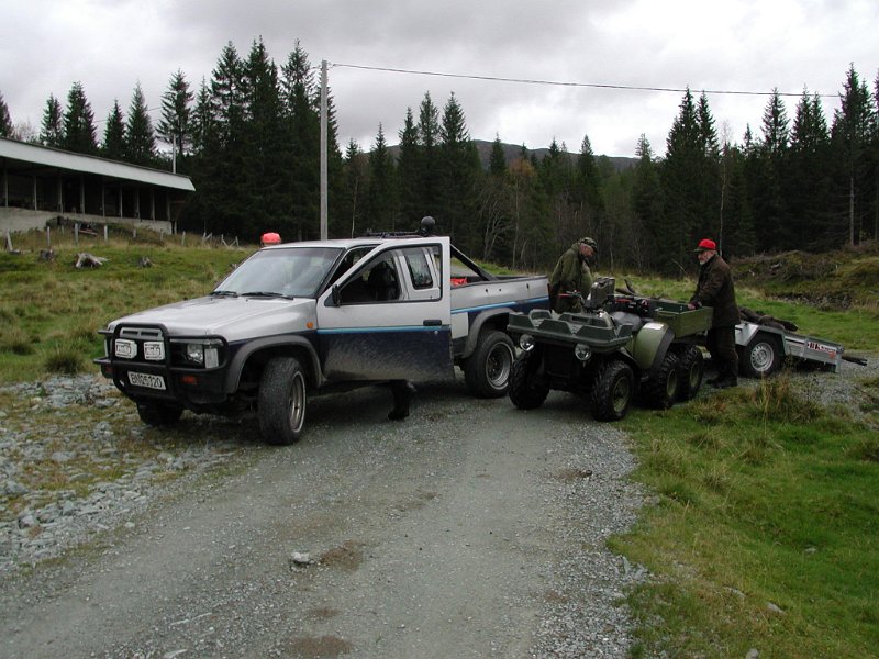 2004 Transport to elg_4.jpg - Ved skytebanen vart det omlasting til biltilhenger